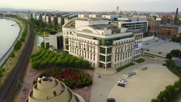 Cinematic Drone Aéreo Pedestal Shot Ziggurat National Theatre Ludwig Museum — Vídeo de Stock