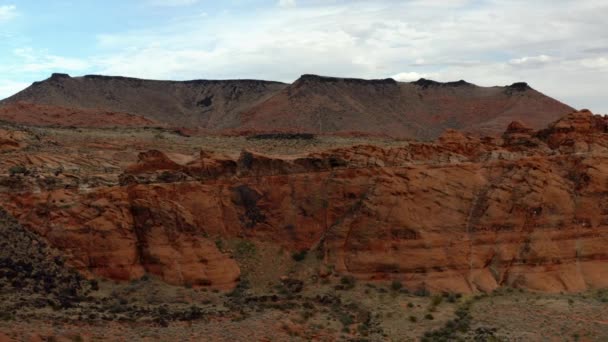 Aerial Drone Footage Mountainous Red Rocks Southern Utah Showing Sky — Stock Video