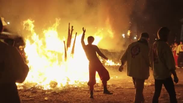 Sagicho Matsuri Jaar Van Tijger Mensen Gooien Hooi Verbranden Viering — Stockvideo