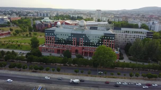 Cinematic Aerial Drone Orbit Shot Lgymnyosi Elte Campus Southern Block — Vídeo de stock