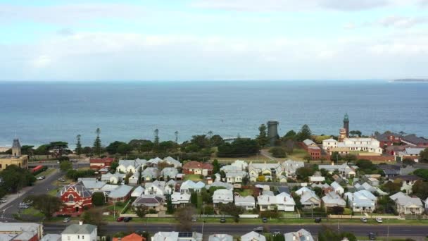 Aerial Ιστορικό Στρατιωτικό Φρούριο Queenscliff Και Πνεύμα Της Τασμανίας Μπαίνοντας — Αρχείο Βίντεο