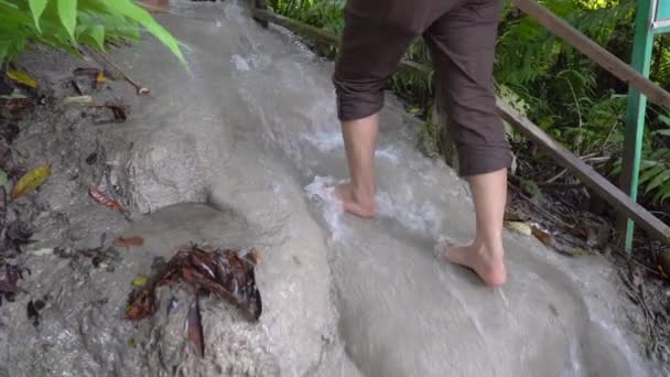 旅游团乘水冲过山路爬上石灰石瀑布 — 图库视频影像