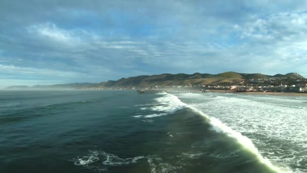 Flying Just Point Waves Break Landmark Pier Pismo Beach — Wideo stockowe