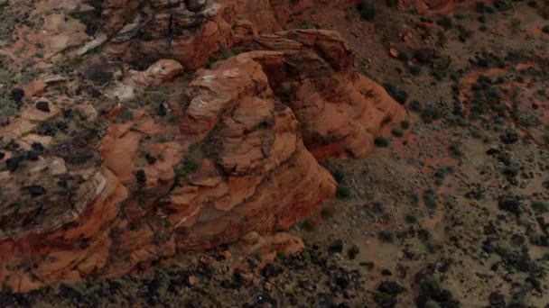 犹他州南部山地红岩的空中无人机画面 岩石的悬崖峭壁 一座山的悬崖边 卡纳布山区的特写镜头 — 图库视频影像