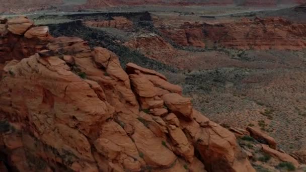 犹他州南部山地红岩的空中无人机画面 岩石的悬崖峭壁 一座山的悬崖边 犹他州红岩的近处 — 图库视频影像