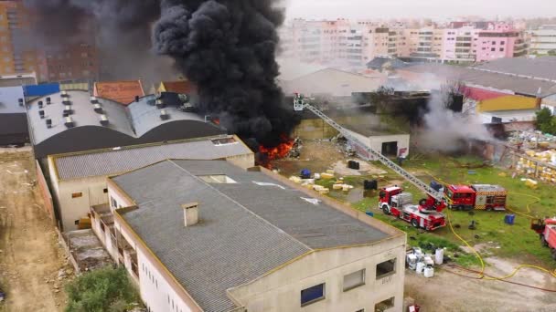 Tfaiye Merdiveninde Bir Adamın Etrafındaki Hava Manzarası Yangını Yatıştırıyor Yörünge — Stok video