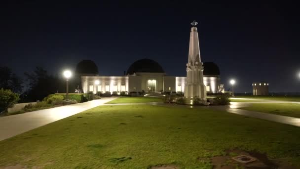Gece Griffith Gözlemevi Nin Yanından Geçmek Çekim Yapan Ilk Kişi — Stok video