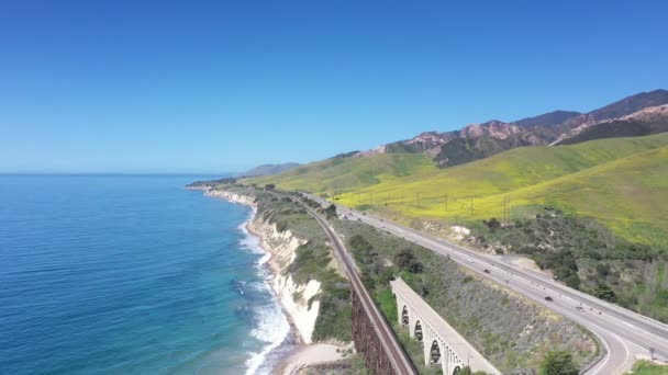 Famous Highway Route 101 Cliffs Beach Stunning Ocean View Aerial — стоковое видео