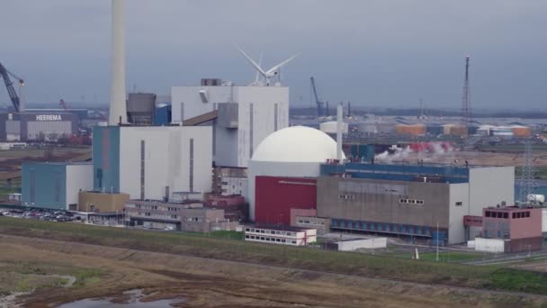 Ett Flygspårningsskott Rör Sig Till Höger Borselles Kärnkraftverk Nära Den — Stockvideo