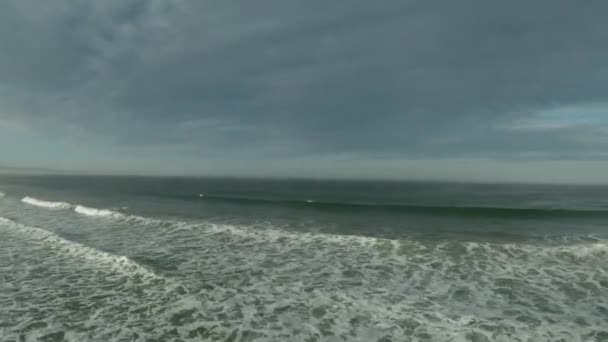 Flying Fast Breaking Waves Pacific Ocean Turning Pismo Beach Pier — Stockvideo