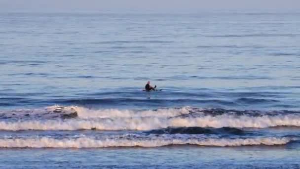 Man Kayak Takes Rest Paddling Breaking Waves California Lifestyle — Wideo stockowe