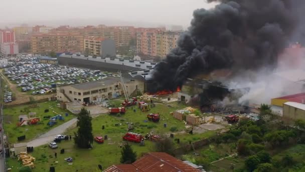 Aerial View Firefighters Extinguishing Industrial Fire Zoom Drone Shot — Vídeo de Stock