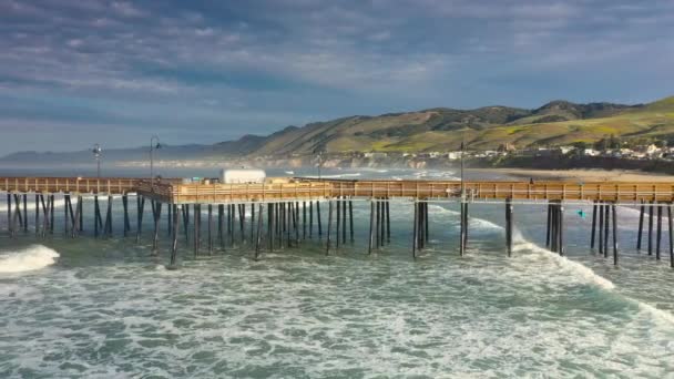 Landmark Pier Pismo Beach Ocean Waves Crashing Supports Shore Aerial — Vídeo de stock