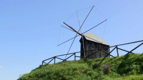 图为葡萄牙一个阳光明媚的古老风车 — 图库视频影像