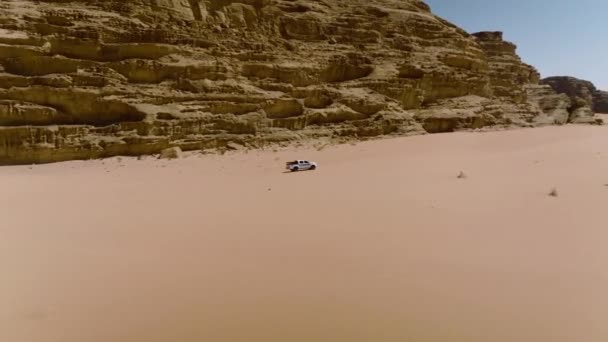 4X4 Pickup Car Driving Desert Wadi Rum Jordan Aerial — стоковое видео