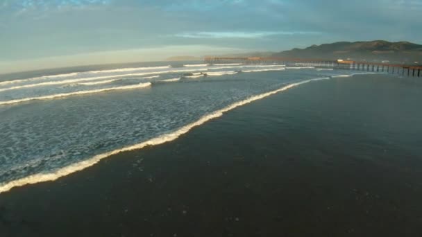 在加州皮斯摩海滩 海浪滚滚而来 冲浪者在水面上冲浪 慢动作的空中飞越 — 图库视频影像