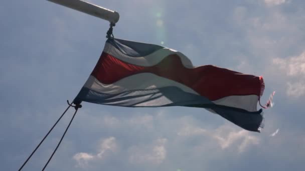 Σημαία Κόστα Ρίκα Κυματίζει Μπλε Φόντο Ουρανό Σύννεφα Προβολή Αργής — Αρχείο Βίντεο