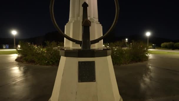 Monumento Degli Astronomi All Osservatorio Griffith Rende Omaggio Sei Dei — Video Stock