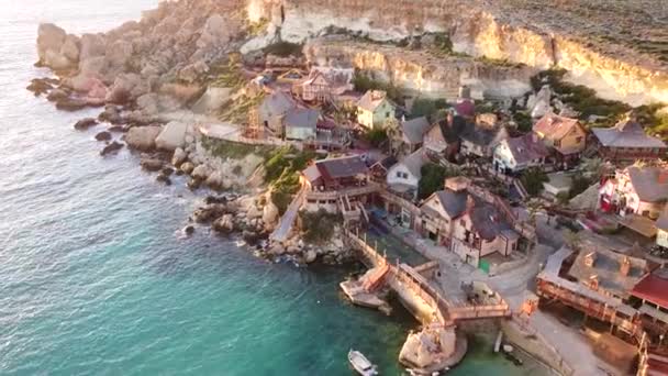 Malta Adasındaki Kayalık Yamaç Kenarı Ahşap Kasaba Altın Günbatımında Hava — Stok video