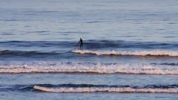 Silhouette Man Using Paddleboard Surf Small Ocean Waves — Stock Video