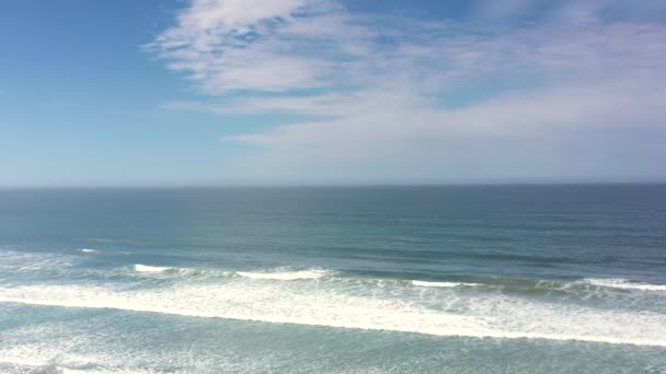 在阳光灿烂的日子里 俯瞰着太平洋 俯瞰着无尽的大海 — 图库视频影像