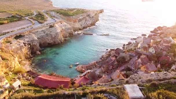 Pequena Baía Penhasco Rochoso Pequena Cidade Madeira Durante Pôr Sol — Vídeo de Stock