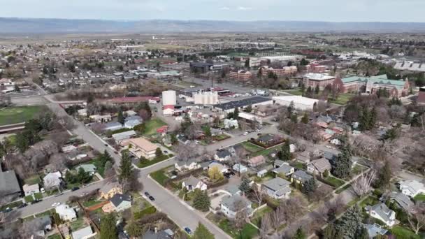 Filmisk Flygdrönare Panorera Bild Central Washington University Campus Staden Ellensburg — Stockvideo