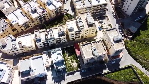 Construção Residencial Cidade Costeira Ilha Malta Inclinação Aérea Vista Para — Vídeo de Stock