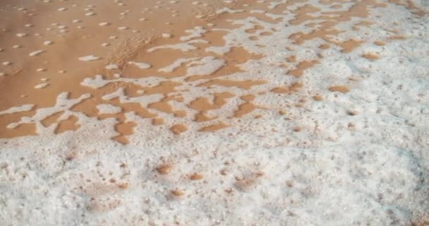 Movimento Lento Praia Oceano Bolha Onda Espuma Maré Recuando — Vídeo de Stock