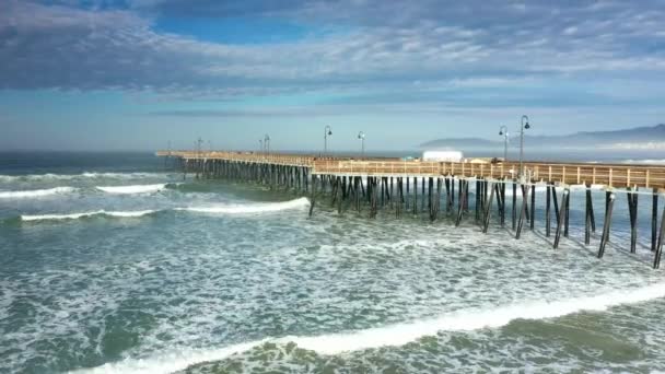 Landmark Pier Pismo Beach Beautiful Day Waves Breaking Beach Aerial — Wideo stockowe