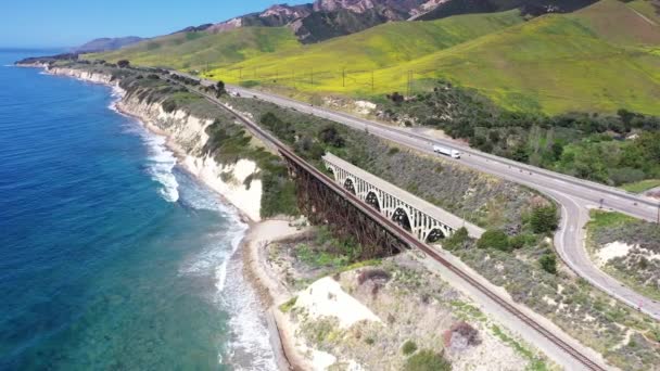 Amazing Aerial View Highway Route 101 Southern California Alongside Trestle — Stok video