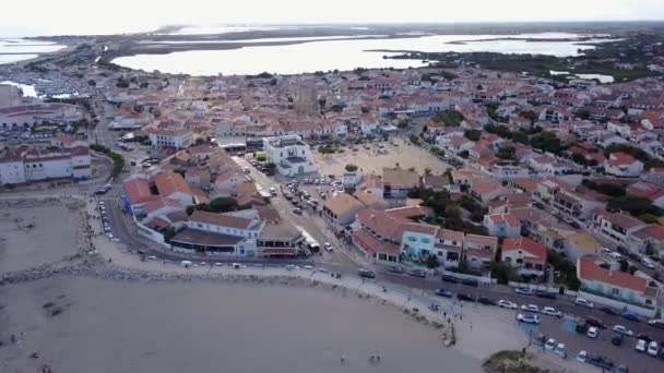 フランス南部のカマルグの海辺の海辺の首都 サンマリー メール マリス メールの4K空中日没ドローンを地中海で撮影 — ストック動画