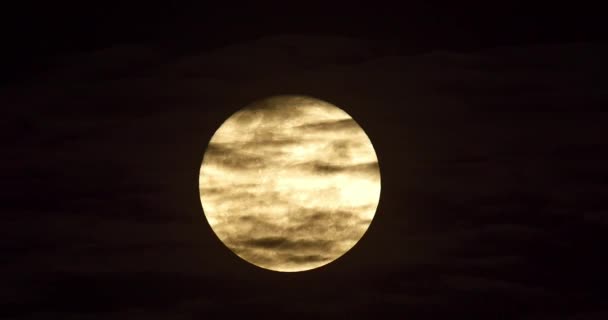 Hipnotyzujący Wschód Księżyca Ciemnym Nocnym Niebie Chmury Przechodzące Obok Upływ — Wideo stockowe