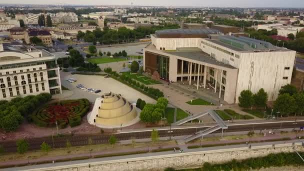 Cinematic Aerial Drone 360 Orbit Shot Ziggurat National Theatre Ludwig — Vídeos de Stock