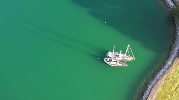 テラガ港のマリーナから撮影されたシネマティックな空中傾斜は 美しい山の風景とマラッカの海峡を明らかにランカウイ島 マレーシアの群島 — ストック動画