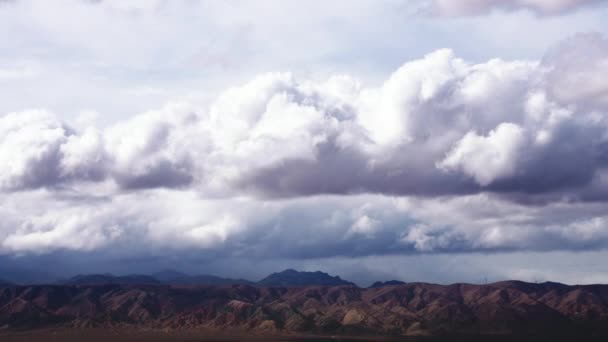 Mraky Vanoucí Obloze Nad Horami Ohraničující Poušť Mojave Dynamický Časový — Stock video