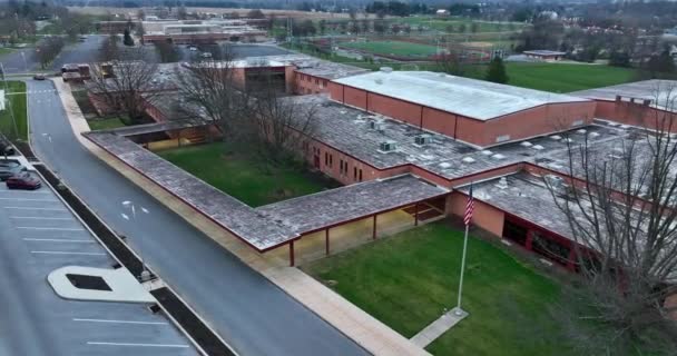 Aerial American School Building Usa Flag Rest Morning Low Light — Vídeo de Stock