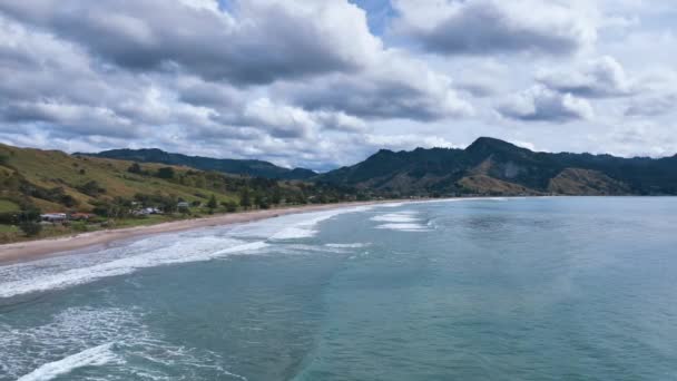 Fly Anaura Bay Surf Swell Breakers Ominous Sky New Zealand — Vídeos de Stock