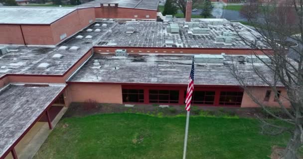 Flagpole American School Building Aerial Pullback Reveal Winter — Vídeo de Stock