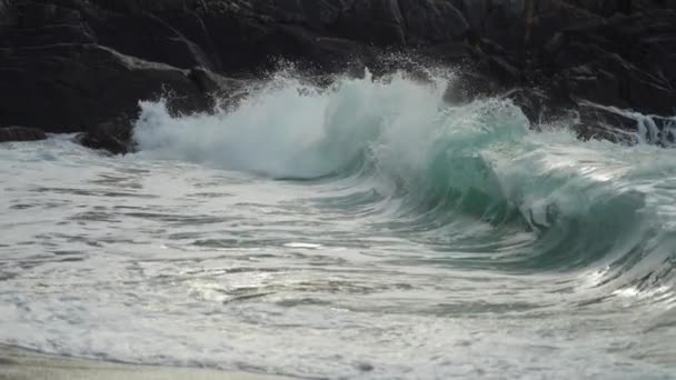 Close Shot Waves Crashing Spilling Sandy Shore Slow Motion — Vídeo de Stock