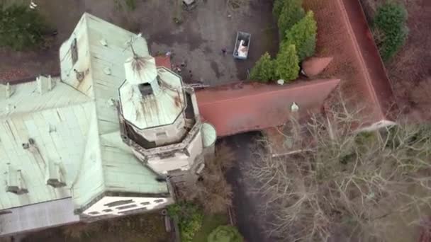 Drone Shot Old Castle People Walking Yard Brwalde — Stockvideo