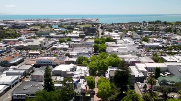 ネルソン市のトラファルガー通りプロムナードの空中 クライストチャーチ大聖堂を明らかにし ニュージーランドの旗を振っています 天気の良い日 — ストック動画