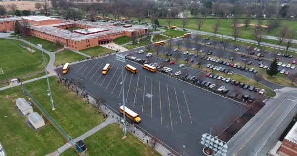 Amerykański Kampus Szkolny Żółtym Autobusem Szkolnym Uczniowie Chodzą Chodnikiem Przez — Wideo stockowe