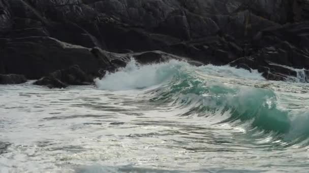 Close Shot Tidal Waves Spilling Sandy Shore Jagged Rocks Background — Stockvideo