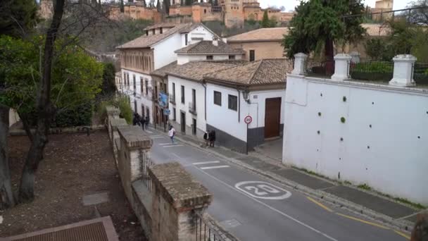 Медленный Наклон Уровня Улицы Гранаде Знаменитого Дворца Альгамбра — стоковое видео
