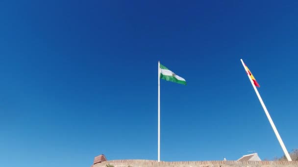 Drapeau Andalou Espagnol Sur Perche Dessus Château Contre Ciel Bleu — Video