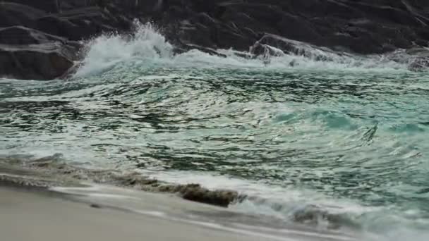 Fortes Vagues Écrasent Sur Rivage Rocheux Pulvérisation Eau Dans Air — Video