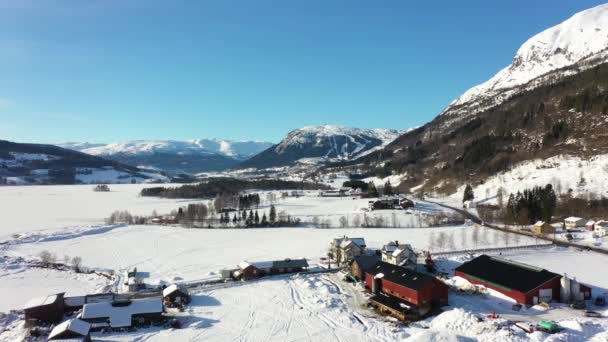 挪威佛斯省Lonavatnet旁边的Smalahovetunet农场上方的冬季 除了公路外的空中 还有向佛斯省Hanguren山望去的E16号公路 — 图库视频影像