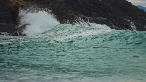 Strong Waves Crashing Rocky Shore Mountains Wrapped Haze Horizon Slow — Video Stock