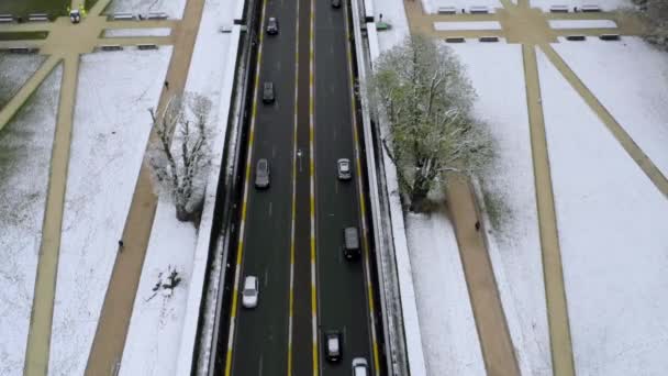 Trafikken Går Gjennom Mønstrede Offentlige Fortau Nyfallen Snø Dekker Gresset – stockvideo